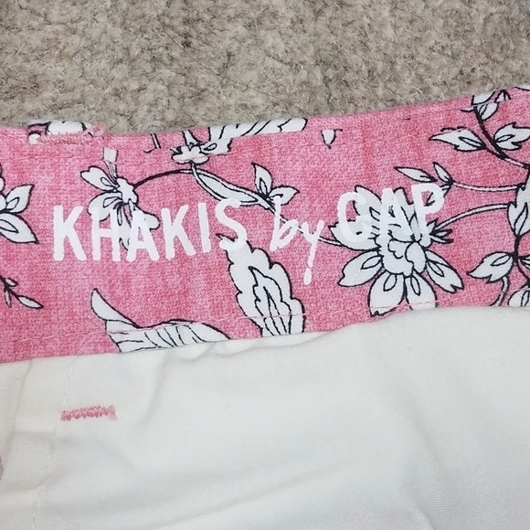 Gap Floral Pink and White Khakis Shorts - Picture 3 of 6